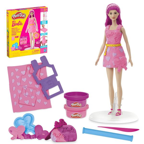 Creeaza stiluri super dragute cu setul Inimioare si Par Este usor si distractiv sa creezi haine pentru papusa Barbie Play-Doh cu acest kit de arte si mesteruguri Pur si simplu aseaza papusa pe suport foloseste foaia cu modelul Play-Doh si decupatoarele pentru a croi rochite Barbie si imbrac-o in cele mai creative moduri imaginabile Ofera-i 2 coafuri Play-Doh diferite cu matritele pentru par scurt si lung sau copii isi pot face propriile coafuri manual Adauga accesorii pentru papusa Barbie 