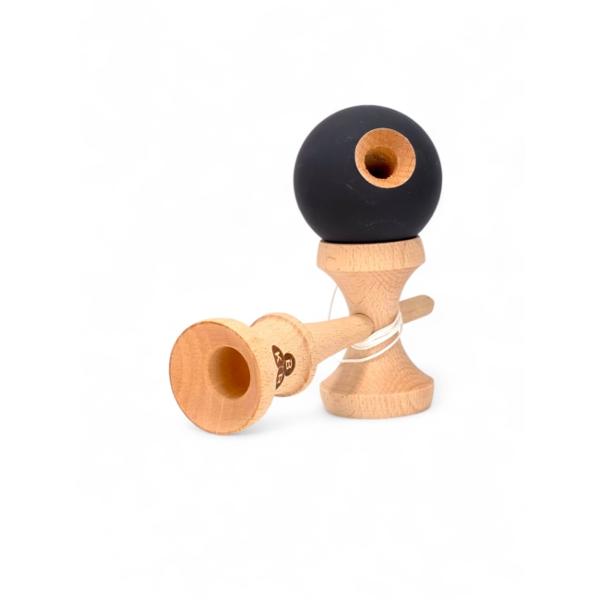 Descopera Kendama &ndash; jucaria traditionala japoneza care a cucerit intreaga lume Fabricata din lemn de calitate cu design modern si durabilitate sporita Kendama este perfecta pentru toti &ndash; de la incepatori la jucatori profesionistiAntreneaza-ti reflexele coordonarea si rabdarea cu fiecare truc Fie ca vrei sa te distrezi sa iti depasesti limitele sau sa intri in comunitatea pasionatilor de Kendama acest produs este alegerea idealabr 
