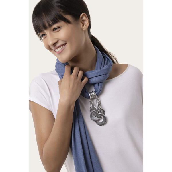Esarfa Vestopazzo &bdquo;Scarf Drop&rdquo; este un accesoriu casual-chic perfect pentru orice tinuta de zi cu zi Realizata din jersey moale si placut la atingere aceasta esarfa adauga stil si confort putand fi purtata in multiple moduri pentru a completa outfiturile cu usurintaDesignul simplu si elegant este completat de un pandantiv in forma de picatura fabricat din aluminiu 100 reciclat care confera un accent 