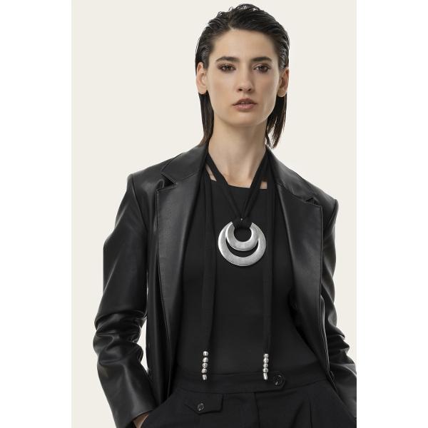 Adauga o nota de avangarda colectiei tale de accesorii cu colierul Jersey Mix Redondos o piesa statement care celebreaza frumusetea formelor imperfecte si designul eco-responsabil Creat special pentru femeia care isi doreste un look indraznet acest colier imbina armonios estetica industriala cu finisajele artizanaleDesign Artizanal si Geometrie ModernaPiesa centrala este compusa dintr-un trio dinamic de elemente circulare de dimensiuni diferite 