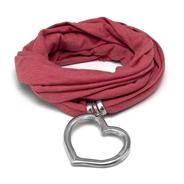 Esarfa Vestopazzo &bdquo;Scarf Drop&rdquo; este un accesoriu casual-chic perfect pentru orice tinuta de zi cu zi Realizata din jersey moale si placut la atingere aceasta esarfa adauga stil si confort putand fi purtata in multiple moduri pentru a completa outfiturile cu usurintaDesignul simplu si elegant este completat de un pandantiv in forma de inima fabricat din aluminiu 100 reciclat care confera un accent 