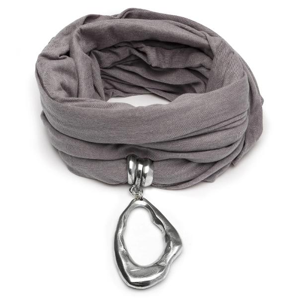 Esarfa Vestopazzo &bdquo;Scarf Drop&rdquo; este un accesoriu casual-chic perfect pentru orice tinuta de zi cu zi Realizata din jersey moale si placut la atingere aceasta esarfa adauga stil si confort putand fi purtata in multiple moduri pentru a completa outfiturile cu usurintaDesignul simplu si elegant este completat de un pandantiv in forma de picatura fabricat din aluminiu 100 reciclat care confera un accent 