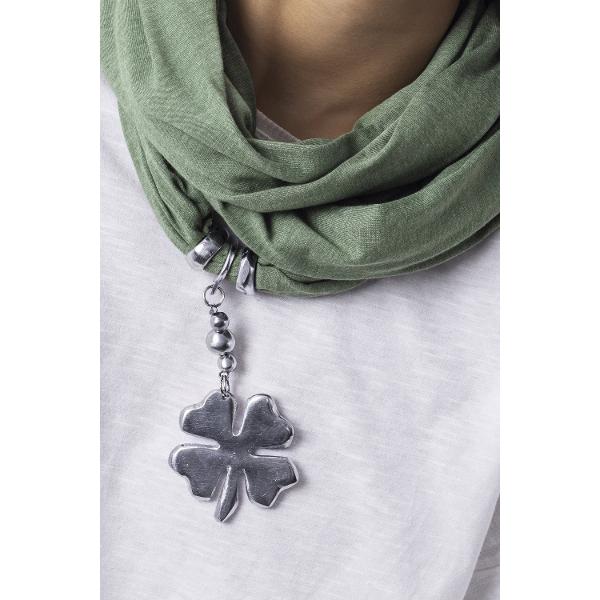 Esarfa Vestopazzo &bdquo;Scarf Drop&rdquo; este un accesoriu casual-chic perfect pentru orice tinuta de zi cu zi Realizata din jersey moale si placut la atingere aceasta esarfa adauga stil si confort putand fi purtata in multiple moduri pentru a completa outfiturile cu usurintaDesignul simplu si elegant este completat de un pandantiv in forma de trifoi fabricat din aluminiu 100 reciclat care confera un accent 