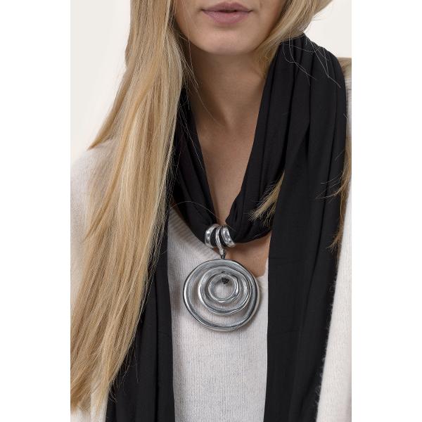 Esarfa Vestopazzo &bdquo;Scarf Drop&rdquo; este un accesoriu casual-chic perfect pentru orice tinuta de zi cu zi Realizata din jersey moale si placut la atingere aceasta esarfa adauga stil si confort putand fi purtata in multiple moduri pentru a completa outfiturile cu usurintaDesignul simplu si elegant este completat de un pandantiv in forma de cercuri concentrice fabricat din aluminiu 100 reciclat care confera 