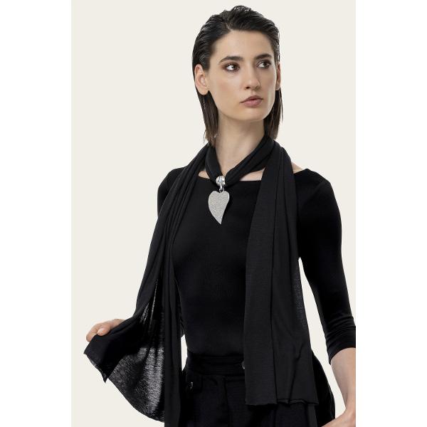 Esarfa Vestopazzo &bdquo;Scarf Drop&rdquo; este un accesoriu casual-chic perfect pentru orice tinuta de zi cu zi Realizata din jersey moale si placut la atingere aceasta esarfa adauga stil si confort putand fi purtata in multiple moduri pentru a completa outfiturile cu usurintaDesignul simplu si elegant este completat de un pandantiv in forma de inima fabricat din aluminiu 100 reciclat care confera un accent 