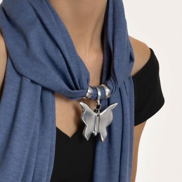 Esarfa Vestopazzo &bdquo;Scarf Drop&rdquo; este un accesoriu casual-chic perfect pentru orice tinuta de zi cu zi Realizata din jersey moale si placut la atingere aceasta esarfa adauga stil si confort putand fi purtata in multiple moduri pentru a completa outfiturile cu usurintaDesignul simplu si elegant este completat de un pandantiv in forma de fluture fabricat din aluminiu 100 reciclat care confera un accent 