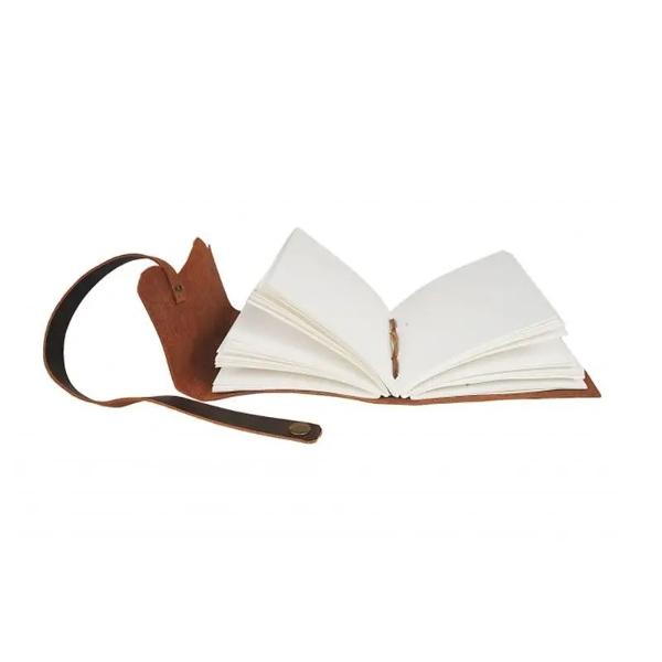 Descopera eleganta uitata a epocilor trecute cu jurnalele vintage Krashell &mdash; o colectie dedicata visatorilor scriitorilor calatorilor si celor care pretuiesc autenticitateaFiecare jurnal este meticulos lucrat manual cu coperti din piele ecologica texturata inspirata de rafinamentul clasic si misterul lumii vechi inchizatoarea metalica cu aspect antic adauga o nota de noblete si siguranta ca o poarta intre 