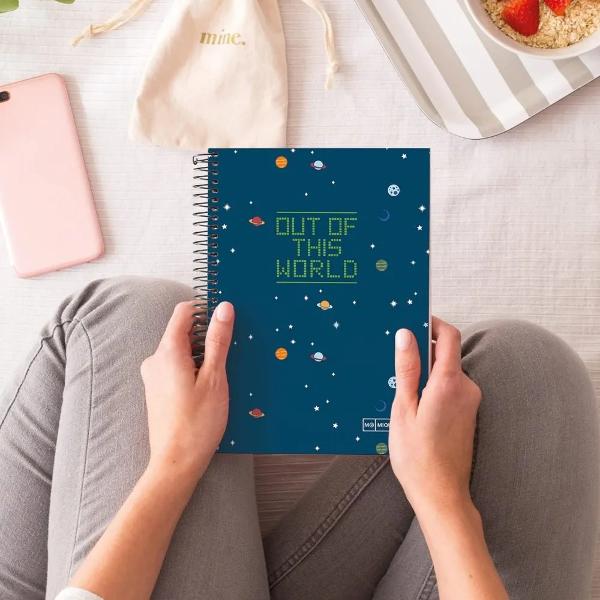 Milioane de oameni aleg produsele Miquelrius pentru a-si exprima gandurile si ideile in stilul personal Din 1839 Miquelrius continua sa ofere calitate inovatie si designCaietele din colectia My Space sunt confectionate din hartie premium de cea mai inalta calitateInterior hartie extra opaca 70 gm&sup2;; 140 fileLiniatura margini si spirala in 4 culoriCoperta carton invelit in hartie imprimata plastifiata