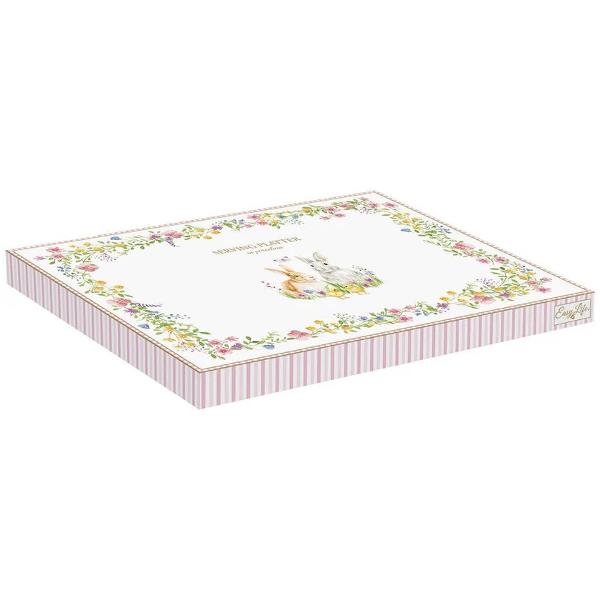 Adaug&259; un plus de veselie &537;i prospe&539;ime mesei tale cu acest platou din por&539;elan &icirc;n form&259; de ou din colec&539;ia&nbsp;Happy Easter&nbsp;de la&nbsp;Easy Life Designul prim&259;v&259;ratic prezint&259; iepura&537;i juc&259;u&537;i pe fundal alb 