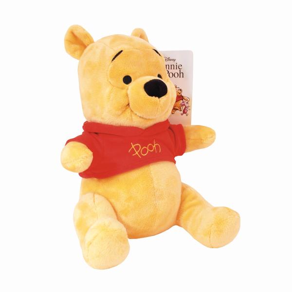 Plus Disney Winnie the Pooh 25 cm este o jucarie moale si prietenoasa inspirata de celebrul personaj din indragita poveste Winnie the Pooh Realizat din materiale fine si placute la atingere acest plus are o textura catifelata si un design atent finisat cu detalii brodate si culori vii Personajul poarta binecunoscuta bluza rosie cu inscriptia Pooh ceea ce il face usor de recunoscut si adorat de cei mici Cu o inaltime de 25 cm este perfect pentru imbratisari joaca zilnica sau pentru a 
