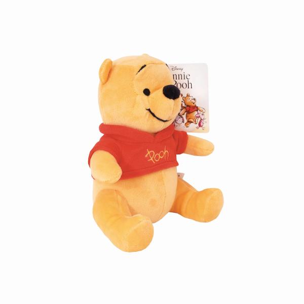 Plus Disney Winnie the Pooh 17 cm este o jucarie moale si adorabila inspirata de celebrul personaj din universul Winnie the Pooh Realizat din materiale fine si placute la atingere acest plus are o textura catifelata si un design atent finisat cu detalii brodate si culori vii Personajul poarta binecunoscuta bluza rosie cu inscriptia Pooh ceea ce il face usor de recunoscut si indragit de cei mici Cu o inaltime de 17 cm este ideal pentru imbratisari joaca zilnica sau pentru a fi luat in 