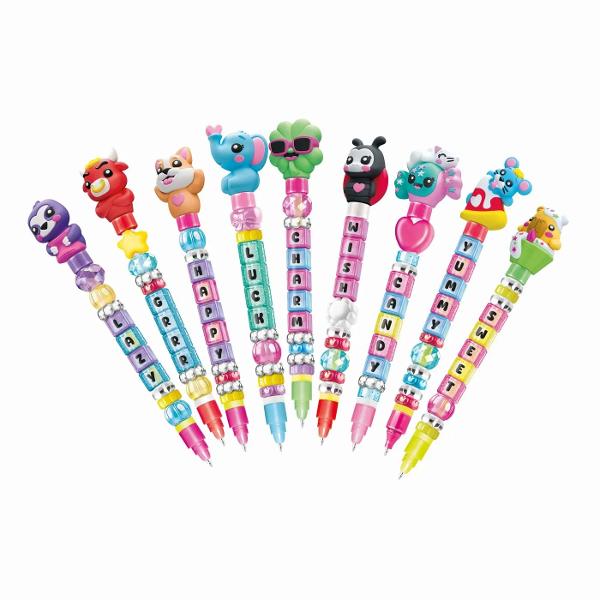 Set creativ iDEA Clementoni este o activitate distractiva si interactiva care permite copilului sa isi personalize propriul pix cu mesaje si decoratiuni colorate Fiecare set include componente modulare margele cu litere elemente decorative si figurine simpatice astfel incat copilul sa poata crea un pix unic cu nume sau cuvant preferat Produsul stimuleaza creativitatea imaginatia si indemanarea oferind in acelasi timp sau experienta practica de asamblare Piesele se monteaza usor iar 