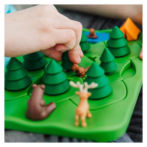 Smart Games - Grizzly Gears joc de logic&259; cu 80 de provoc&259;ri 7 aniPlonjeaz&259; &icirc;ntr-o aventur&259; fascinant&259; &icirc;n inima p&259;durii cu jocul de logic&259; Grizzly Gears Juc&259;torii trebuie s&259; navigheze prin p&259;dure &537;i s&259; ajung&259; la destina&539;ie f&259;r&259; a &icirc;nt&acirc;lni Mama Ursoaic&259; Piesele tip puzzle trebuie potrivite pe tabla de joc conform imaginii din provocarea aleas&259; iar apoi rotite pentru 