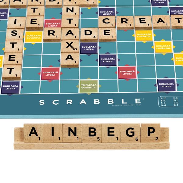 Redescopera placerea jocurilor de cuvinte cu Scrabble editia clasica ce include jetoane si suporturi din lemn pentru o experienta autentica si durabila Tabla de joc are doua fete oferind 2 jocuri intr-unul singur varianta Classic Scrabble pentru competitie strategica si varianta Scrabble Together pentru o experienta mai accesibila si colaborativa Jucatorii formeaza cuvinte incrucisate pe tabla acumuland puncte in functie de valoare literelor si a spatiilor speciale Setul este potrivit 