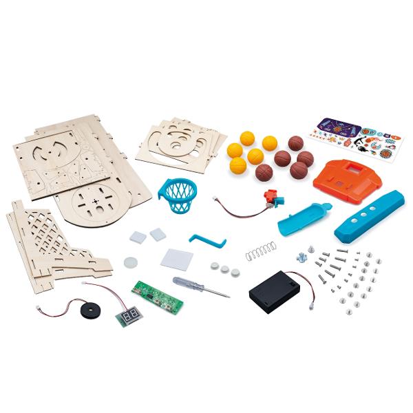 Un kit pentru a-&539;i construi propriul co&537; de baschet electronic Folosind &537;urubelni&539;a inclus&259; copiii pot asambla &icirc;n siguran&539;&259; tabela de marcaj panoul de control difuzorul &537;i compartimentul pentru baterii - nu este necesar&259; lipirea Personalizeaz&259; co&537;ul cu autocolantele incluseTabla de marcaj electronic&259; emite sunete odat&259; cu fiecare co&537; num&259;r&259; timpul ramas &537;i &icirc;nregistreaz&259; 