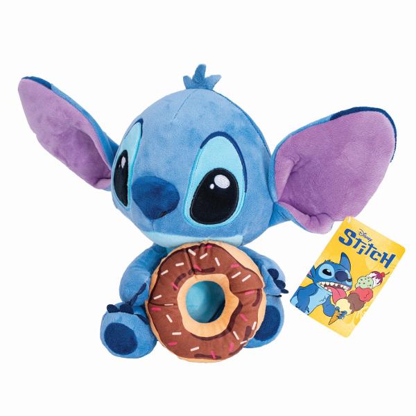 Plus Disney Stitch cu gogoasa 25 cm este o jucarie moale si expresiva inspirata de indragitul personajului din universul Lilo si Stitch Realizat din materiale fine si placute la atingere acest plus are o textura catifelata si detalii atent brodate cu ochi mari si urechi ample in nuante de albastru si roz Stitch tine in brate o gogoasa decorata cu glazura si ornamente colorate element care adauga un plus de originalitate si farmec jucariei Cu o inaltime de 25 cm este ideal pentru 