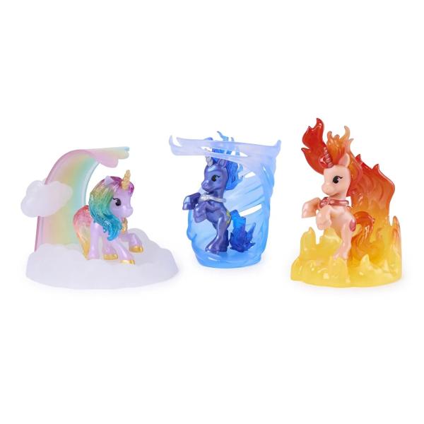 Unicorn Academy Figurina Surpriza Colectia Pietre Pretioase este o figurina surpriza inspirata din universul plin de magie Unicorn Academy Fiecare pachet ascunde un personaj unic reprezentat sub forma unei figurine cu efect special integrata intr-o piatra pretioasa magica Designul stralucitor si culori vibrante transforma fiecare deschidere intr-un moment plin de emotie si mister Exista mai multe modele de colectie fiecare ilustrand un unicorn diferit cu trasaturi distincte si detalii 