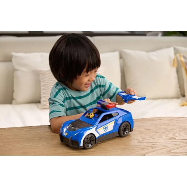 Patrula Catelusilor Cauta Si Salveaza &ndash;Set Vehicul De Salvare Cruiser si figurina Chase  Este o masina de interventie spectaculoasa inspirata din misiunile pline de actiune ale echipei Patrula Catelusilor Vehiculul de politie al lui Chase are un design modern cu detalii autentice si elemente interactive care transforma fiecare joaca intr-o adevarata operatiune de salvare Masina este echipata cu functii speciale de lansare si interventie precum si cu efecte de sunet si lumini 