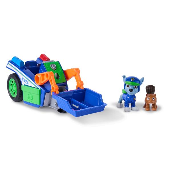 PATRULA CATELUSILOR CAUTARE SI SALVARE SET FIGURINA SI VEHICUL este un set de joaca inspirat din aventurile echipei de salvare concepute pentru copiii de peste 3 ani Fiecare set include un personaj indragit din Patrula Catelusilorl si vehiculul sau specific de interventie realizat in culori autentice si cu detalii fidele serialului animat Vehiculul este prevazut cu roti functionale si elemente mobile oferind o experienta de joaca dinamica si interactiva Figurina este articulata si usor de 