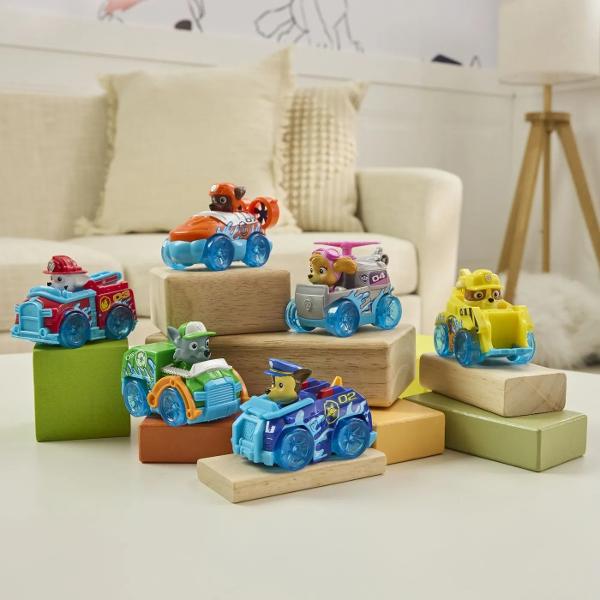 Atentie Pretul afisat este per bucata Nu se poate alege modelul se livreaza aleatoriu in functie de disponibilitatea din stoc&nbsp;Vehiculul Patrula Catelusilor Pup Squad Racers aduce viteza si adrenalina in universul eroilor preferati oferind copiilor ocazia de a recrea curse spectaculoase si misiuni pline de actiune Fiecare set include un personaj Patrula Catelusilor integrat in propriul vehicul tematic cu design inspirat din seriale si culori 