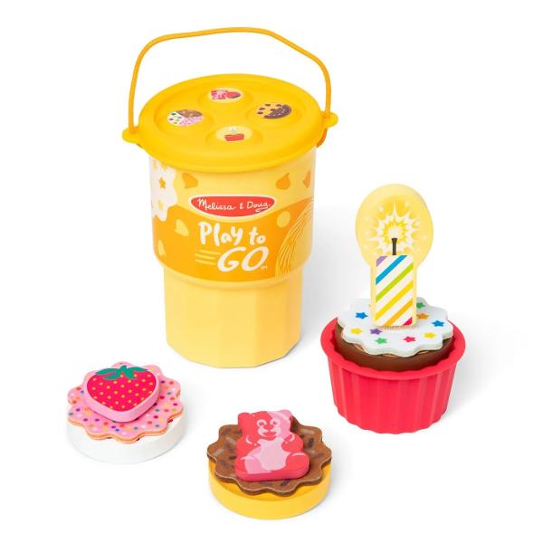 Melissa And Doug Set De Joaca Brioase Si Fursecuri La Pachet este un set de joaca creativ ideal pentru copiii de la 3 ani in sus care adora jocurile de rol inspirate din bucatarie si deserturi Setul include 12 piese colorate ce reprezinta prajituri decoratiuni si accesorii pentru servire toate pastrate intr-un recipient practic tip cupa usor de transport Designul compact din gama Play to Go permite copiilor sa ia setul cu ei oriunde &ndash; acasa in vacanta sau in vizita la prieteni 