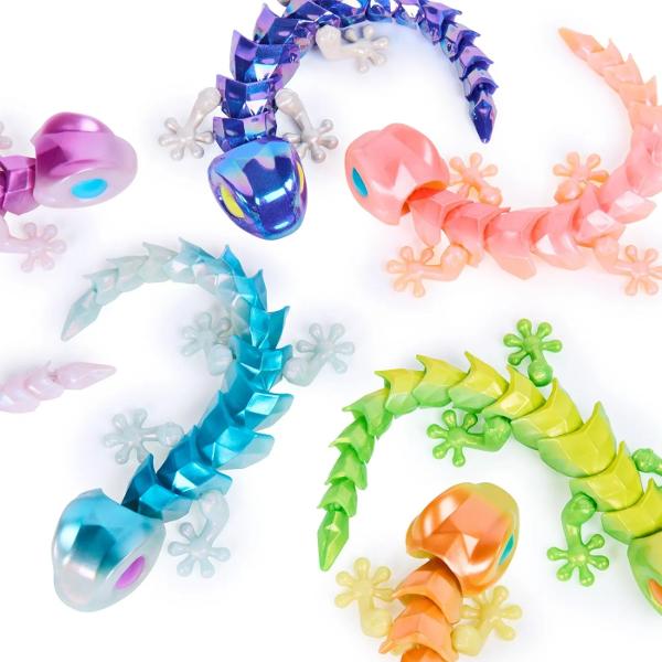 Crystalynx Gecko este o figurina surpriza prezentata intr-un sau misterios care ascunde in interior o creatura spectaculoasa cu aspect cristalin Designul unic imbina forma unui gecko cu elemente inspirate din cristale stralucitoare oferind un efect vizual impresionant si detalii atent realizate Deschiderea oului adauga un plus de suspans si entuziasm transformand fiecare despachetare intr-o experienta captivanta Figurina poate fi combinata cu alte modele din aceeasi colectie pentru a 