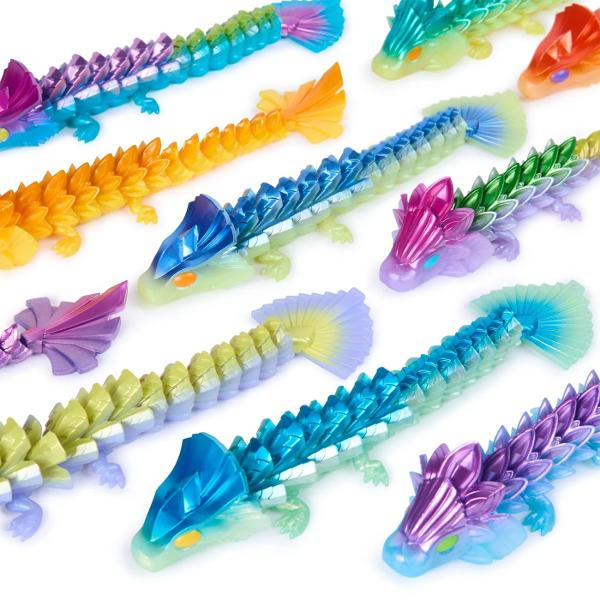Crystalynx Dragons este o figurina surpriza prezentata intr-un ambalaj misterios care ascunde in interior un dragon cu design spectaculos inspirat din forme cristaline Creatura impresioneaza prin detalii angulare culori vibrante si aspect stralucitor oferind un efect vizual puternic si un stil distinctiv Deschiderea cutiei adauga un element de suspans transformand fiecare despachetare intr-o experienta captivanta Figurine din aceasta colectie pot fi combinate intre ele pentru a crea 