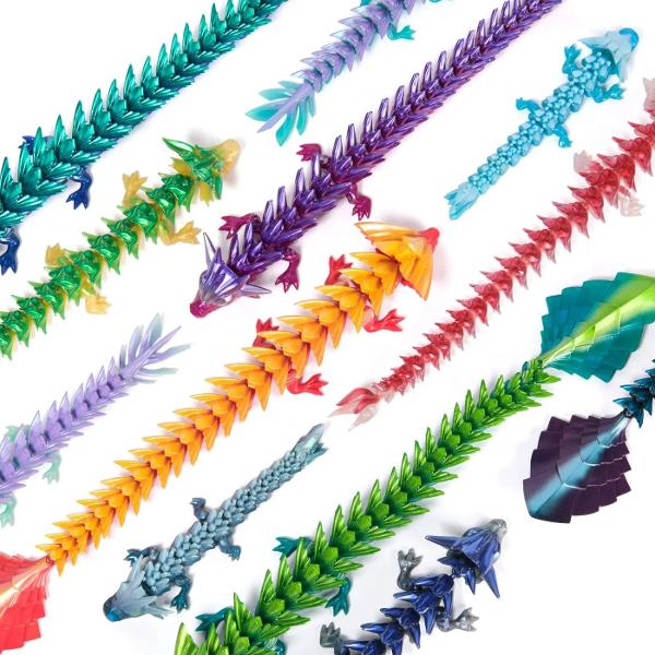 Crystalynx Dragons este o figurina surpriza ascunsa intr-un sau misterios pregatita sa dezvaluie un dragon impresionant cu aspect cristalin Fiecare contine o creatura fantastica realizata cu detalii angulare culori intense si elemente inspirate din structura cristalelor oferind un design spectaculos si modern Deschiderea oului aduce un plus de suspans si emotie transformand fiecare despachetare intr-o experienta captivanta Dragonii din colectie 