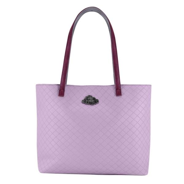 Poarta cu tine o bucata din magia Gorjuss in fiecare calatorie cu geanta spatioasa Little Storm Cloud Cu un design elegant si functionalitate excelenta aceasta geanta este perfecta pentru orice stilCu un compartiment principal mare si inchidere magnetica geanta ofera spatiu generos pentru toate lucrurile tale esentiale Buzunarele interne cu fermoar si buzunarele glisante iti permit sa-ti organizezi obiectele mici in mod eficient astfel incat sa le gasesti usor atunci cand ai 