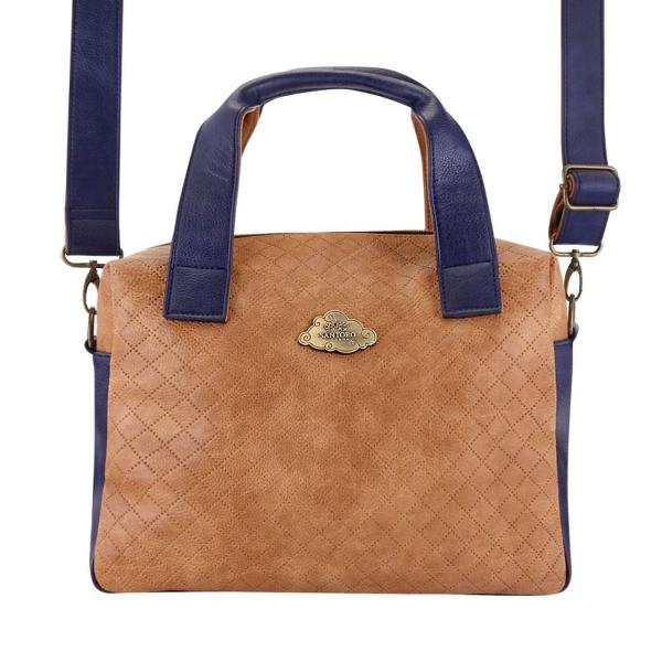 Cu dimensiunile sale compacte aceasta gentuta este suficient de spatioasa pentru a-ti depozita si transporta diverse obiecte dar si comoda in timpul purtariiCompartimentul principal ofera loc suficient pentru toate lucrurile esentiale De asemenea dispune de un buzunar frontal cu inchidere cu magnet dar si interne suplimentare pentru acces rapid si usor la telefon chei si alte obiecte mici esentiale Geanta vine si cu o curea de umar detasabila si reglabila si 2 manere de 