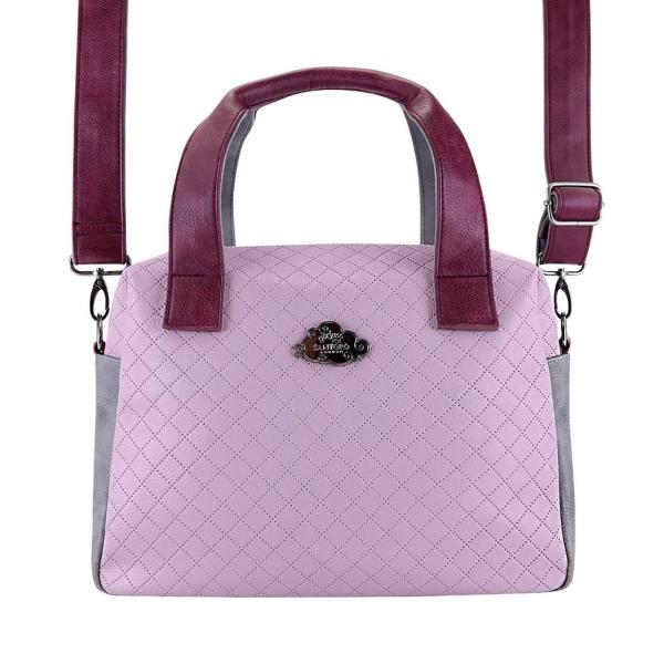 Cu dimensiunile sale compacte aceasta gentuta este suficient de spatioasa pentru a-ti depozita si transporta diverse obiecte dar si comoda in timpul purtariiCompartimentul principal ofera loc suficient pentru toate lucrurile esentiale de asemenea dispune de un buzunar frontal cu inchidere magnertica dar si interne suplimentare pentru acces rapid si usor la telefon chei si alte obiecte mici esentiale Geanta vine si cu o curea de umar detasabila si reglabila si 2 manere de 