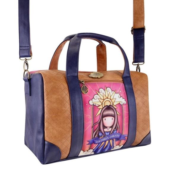 Indiferent daca plecati in excursii de weekend sau calatoriti cu avionul geanta de calatorie Ray Of Light de la Gorjuss este perfecta pentru a va insoti in calatoriile dvs Aceasta geanta este extrem de usoara si va permite sa luati toate lucrurile necesare intr-un mod comod si organizatDispune de un compartiment principal spatios pentru a va incapea lucrurile iar mai multe buzunare usor de accesat va permit sa va organizati eficient lucrurile esentiale mai mici De asemenea 