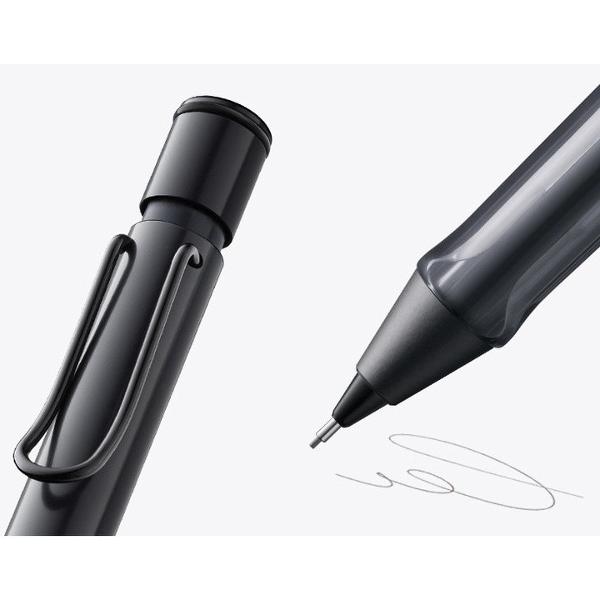 Creionul mecanic Lamy AL-star este un instrument de scris atractiv tineresc care satisface chiar si cele mai exigente cerinte Fabricat din aluminiu rezistent anodizat in culoarea grafitului Cu grip fumuriu - transparent distinctiv si clema metalica flexibilaDetalii creion mecanic Lamy AL-star black aluminiu anodizat matt black  clip metalic  grip din plastic ergonomic  rezerva creion mecanic 