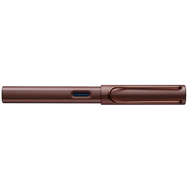 Stiloul Lamy Lx este un instrument elegant si modern de scriere cu acel ceva special Un companion functional si elegant Este fabricat din aluminiu anodizat in culori satinate si finisaje de metale pretioase care il transforma intr-un instrument sofisticat Sectiunea frontala este fumuriu - transparenta si prevazuta cu fante pentru o prindere confortabilaDetalii stilou Lamy Lx marron aluminiu 