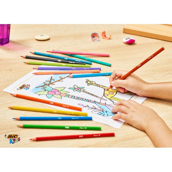 Creioanele de colorat BIC Kids Tropicolors sunt minunate pentru copiii cu varsta mai mare de 5 ani Aceste creioane de colorat au o forma hexagonala iar corpul lor are aceeasi culoare ca si mina de colorat; astfel acestea pot fi recunoscute cu usurinta si se pot diferentia usor culorile Cu mina lor de 29 mm copiii pot crea desene frumoaseBIC Kids Tropicolors sunt disponibile intr-o paleta de 12 culori intens luminate De peste 65 de ani BIC produce articole de calitate BIC KIDS este o 