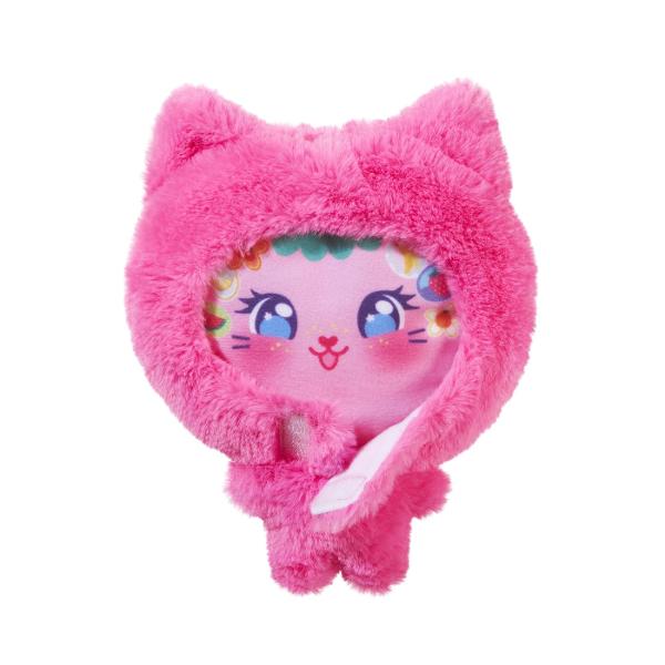 Setul de joaca Polly Pocket aduce distractia intr-un format portabil si colorat perfect pentru aventuri oriunde Fiecare are un design vesel si include o mini figurina Polly Pocket accesorii tematice si elemente interactive care transforma interiorul intr-un mic univers de joaca Se deschide pentru a dezvalui o scena de joc plina de detalii si surpriza unde copiii pot inventa povesti si pot explora diferite activitati alaturi de figurina inclusa Accesoriile si decorurile permit crearea unor 