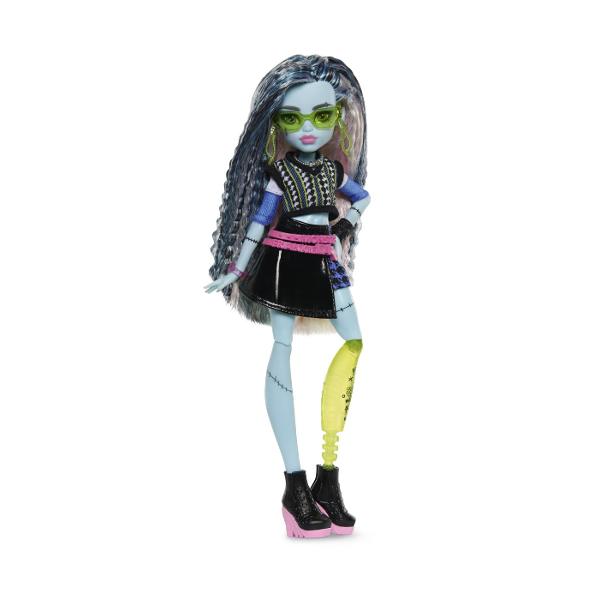 Descopera stilul electrizant din universul Monster High cu papusa Frankie Stein un personaj iconic cu un look modern si accesorii pline de personalitate Frankie impresioneaza prin parul lung in nuante contrastante si tinuta statement compusa din rochie neagra cu detalii grafice si elemente inspirate din tema electrica Accesoriile incluse completeaza povestea de la ochelari si bautura tematica pana la telefon gustare si un adorabil animal de companie Fiecare detaliu reflecta spiritul 