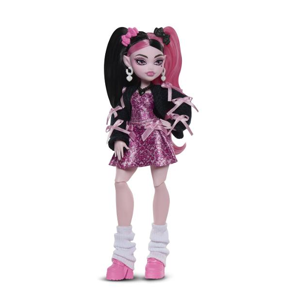 Intra in atmosfera gotica si plina de stil din universul Monster High cu papusa Draculaura un personaj emblematic cu un look adorabil si indraznet Draculaura impresioneaza prin parul lung in doua nuante contrastante si tinuta stralucitoare in tonuri de roz si negru completata de accesorii statement si detalii inspirate din tematica vampirica Setul include diverse accesorii pentru joaca precum are eleganta telefon gustare bautura tematica ochelari si un animal de companie cu design 