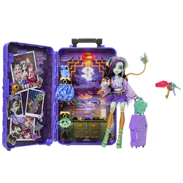 Descopera misterele din universul Monster High cu Skulltimate Secrets un pachet plin de surpriza si transformari spectaculoase In interior se afla papusa inspirata din tematica exotica cu tinute si accesorii ascunse ce pot fi dezvaluite pas cu pas Setul include peste 19 surprize si mai mult de 125 de combinatii de styling oferind numeroase posibilitati de personalizare a look-ului Copilul poate debloca compartimentele cu ajutorul cheii incluse descoperind haine accesorii si elemente 