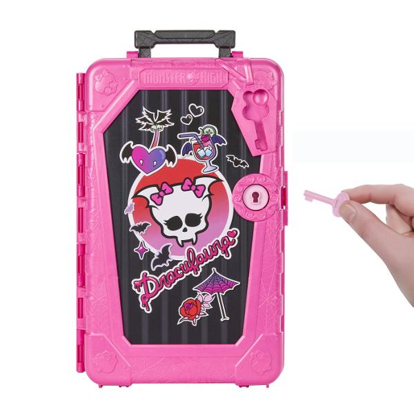 Descopera universul plin de mister si stil din colectia Monster High Skulltimate Secrets cu papusa Draculaura intr-o editie speciala cu surpriza Setul include peste 19 surprize si ofera mai mult de 125 de combinatii de styling permitand personalizarea completa a tinutelor si accesoriilor Copilul poate debloca compartimentele secrete cu ajutorul cheii incluse dezvaluind haine accesorii si elemente tematice inspirate din atmosfera exotica a oazei Papusa impresioneaza prin tinute in nuante 