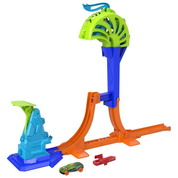 Setul Hot Wheels Stunt Tracks aduce actiune intensa si multiple posibilitati de joaca intr-un singur produs combinand elemente de pista lansare si transformare Modelul include o structura complexa cu niveluri rampe si mecanisme dinamice care permit curse rapide si scenarii variate In functie de configuratie setul poate functiona ca statie de interventie sau ca garaj transformabil pentru cascadorii si multe altele oferind experiente diferite in acelasi ansamblu Include o masinuta Hot 