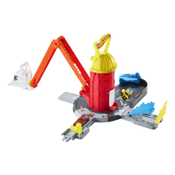 Intra in actiune cu setul Hot Wheels City Super Statie De Pompieri o statie de pompieri spectaculoasa care aduce adrenalina si misiuni de salvare direct in camera copilului Turnul central rotativ la 360 de grade permite lansari dinamice iar rampa lunga de peste 40 cm ofera viteza maxima pentru interventii rapide Setul include o masinuta Hot Wheels si multiple zone de joaca cu obstacole si elemente interactive care transforma fiecare cursa intr-o operatiune de salvare plina de suspans 