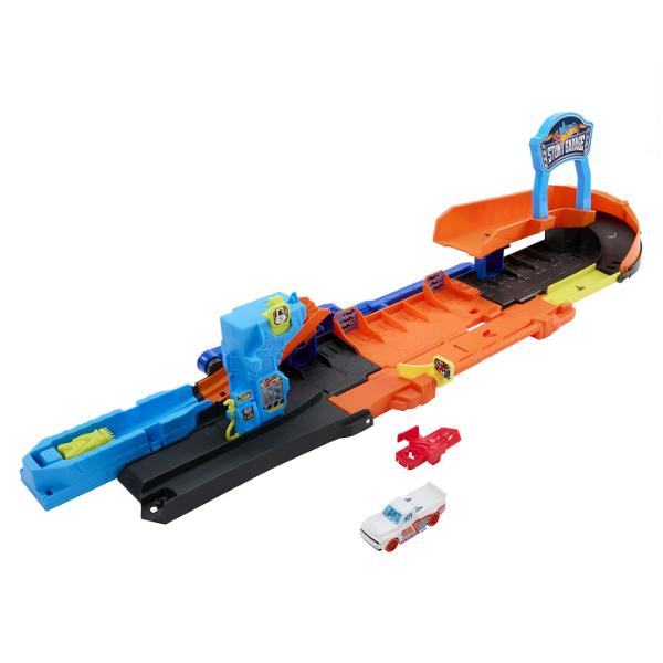 Descopera adrenalina si versatilitatea cu setul Hot Wheels City un garaj spectaculos 2 in 1 care se transforma rapid din spatiu de parcare intr-o pista plina de cascadorii Structura modulara permite configurarea in mod garaj pentru depozitarea masinutelor sau in mod stunt pentru lansari rapid si trasee dinamice Setul include o masinuta Hot Wheels si multiple niveluri cu rampe platforme si mecanisme de lansare care ofera actiune continua Capacitatea de stocare generoasa permite organizarea a 