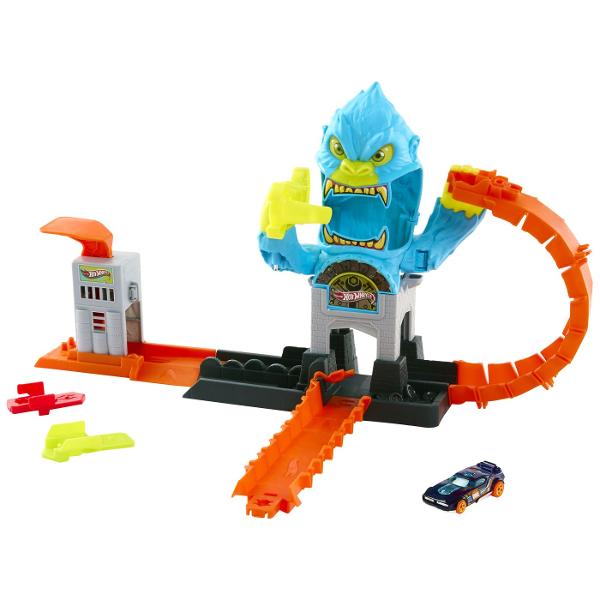 Creaturi fioroase au invadat locurile cunoscute din Hot Wheels City formand obstacole palpitante si aventuri legendare pe care copiii sa le traiasca impreuna cu vehiculele lor Hot Wheels Aceste seturi se conecteaza intre ele si cu alte seturi astfel incat copiii sa isi poata construi propriul peisaj urban unic plin de provocari si obstacole de inamic care inspira povesti creative prin joc de impins vor dori sa le colectioneze pe toate fiecare se vinde separat Include o masina Hot Wheels 