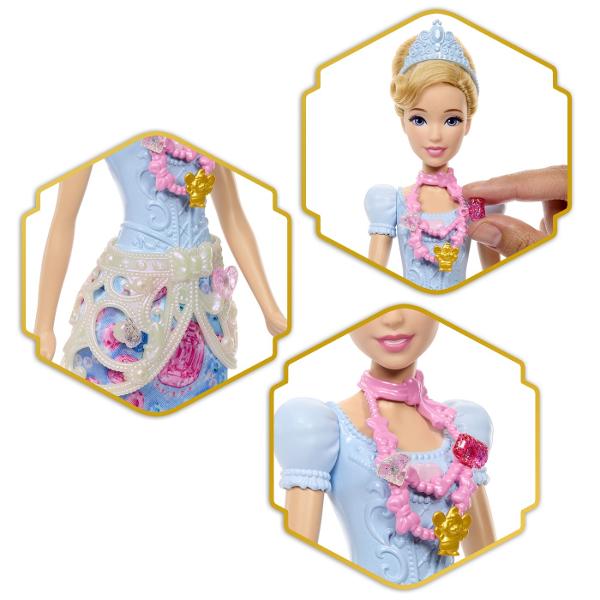 Setul Disney Princess Jewel Reveal aduce magia povestilor Disney intr-o experienta plina de surprize Ambalat intr-o cutie eleganta in forma de inima stralucitoare setul ascunde in interior o papusa Cenusareasa inspirata din universul Printeselor Disney si multiple accesorii surpriza Copiii pot deschide compartimentele pentru a descoperi treptat elementele incluse precum accesorii de moda si detalii inspirate din poveste Designul sclipitor si mecanismul de deschidere a transformarii 