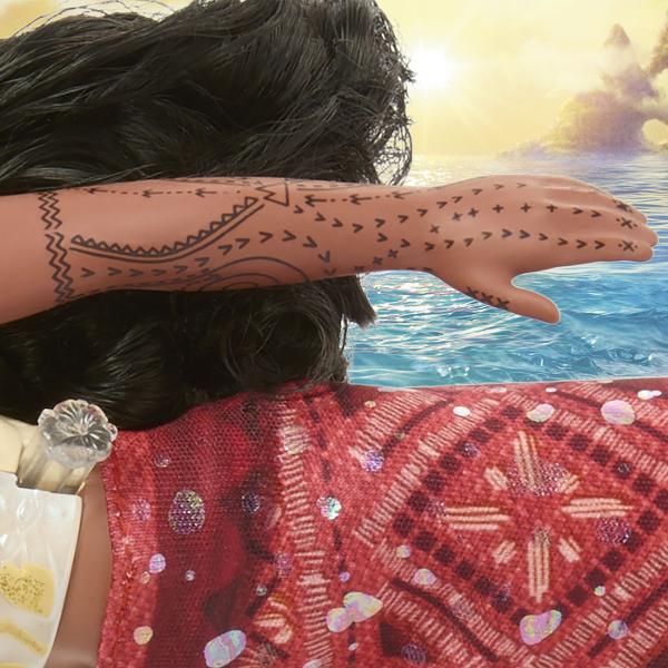 Papusa inspirata din universul Disney Vaiana 2 aduce aventura oceanului in joaca copiilor Personajul este imbracat in costumul sau traditional cu detalii inspirate din cultura insulelor tropicale si sunt par lung ondulat Setul include o figurina mica de broasca testoasa si un accesoriu in forma de stea de mare pentru a recrea scenele din poveste Papusa poate pluti in apa si are efect special de schimbare a culorii atunci cand este scufundata in apa oferind o experienta de joaca interactiva 