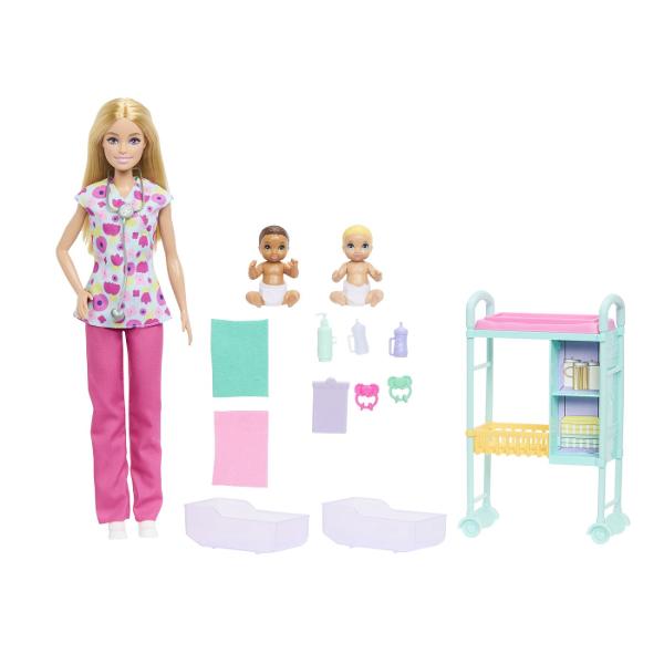 Descopera universul plin de grija si imaginatie cu papusa Barbie Doctor Pediatru un set adorabil care incurajeaza jocul de rol si dezvoltarea empatiei Barbie este imbracata in uniforma medicala colorata cu imprimeu vesel si stetoscop la gat pregatita sa aiba grija de cei doi bebelusi inclusiv in set Pachetul cu accesorii specifice unui cabinet pediatric precum pat pentru consult instrumente medicale si diverse pentru ingrijiri micutilor oferind multe posibilitati de joaca Copilul poate 