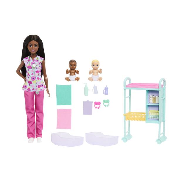 Copiii pot explora tot felul de cariere cu Barbie De la un om de stiinta la un copil de doctor papusile Barbie Careers sunt gata sa inspire povesti pentru toata lumea Barbie poarta haine detasabile cu tematica de cariera si alte accesorii pentru a spune povesti Imaginatia poate juca o lume plina de posibilitati de povestire si oportunitati de cariera cu aceasta papusa puternica gata sa inspire copiii sa fie tot ce isi doresc sa fie Acest pachet include un set de joaca Barbie Medic 