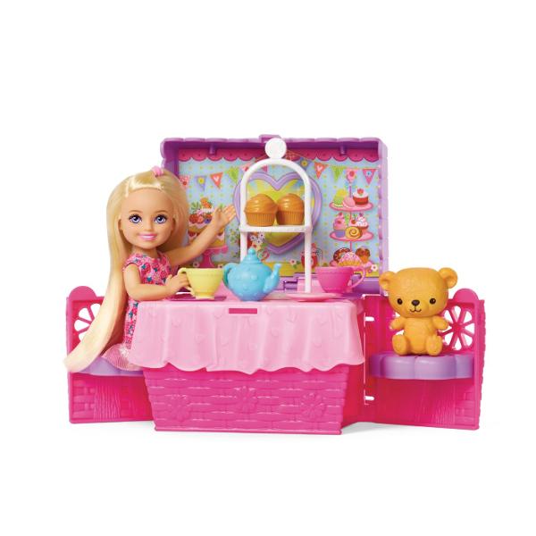 Setul Barbie Family and Friends Clubul lui Chelsea Petrecere Cu Ceai Surpriza transforma timpul de joaca intr-o petrecere vesela in aer liber Setul include o papusa Chelsea si multe accesorii tematice pentru un picnic sau o petrecere cu ceai precum cani ceainic deserturi si alte elemente decorative Standul de servire se poate transforma intr-un cos de picnic compact usor de transport si depozitat Culorile vesele si detaliile inspirate din lumea deserturilor creeaza o atmosfera jucausa 