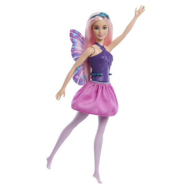 Descopera lumea magica unde totul este posibil cu Barbie Dreamtopia Cu aceste papusi Barbie Zane povestile prind viata Tinuta de vis are un corset minunat cu model in relief si o fustita perfect asortata Ai observat si aripioarele papusii Acestea raspandesc magia Barbie prin toata camera de joaca O tiara deosebita adauga o nota regala pentru jocul de rol cu printese Acest pachet contine o papusa Barbie cu par roz si tinuta in 2 culori